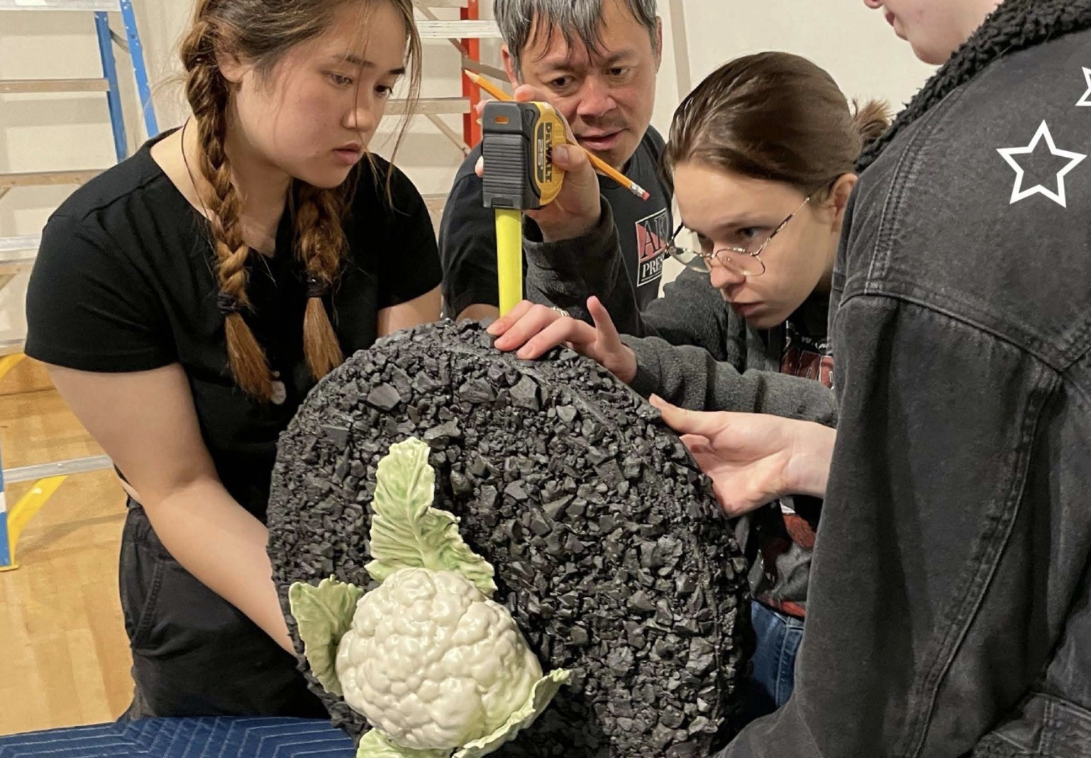 Students installing 2023 summer exihbition